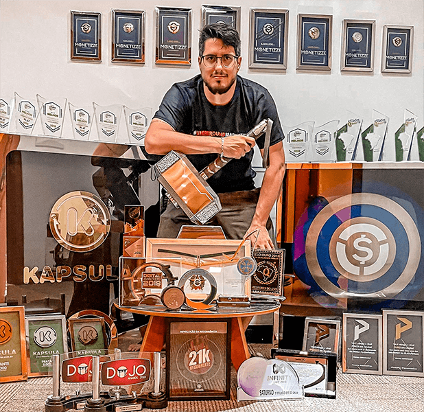 Marcio Marçal com seus troféus